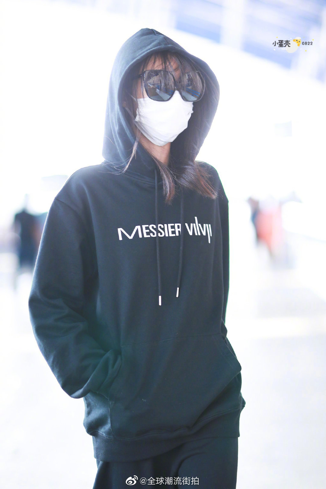 现身机场出席巴黎时装周杂志新物料卫衣套装来自自家品牌