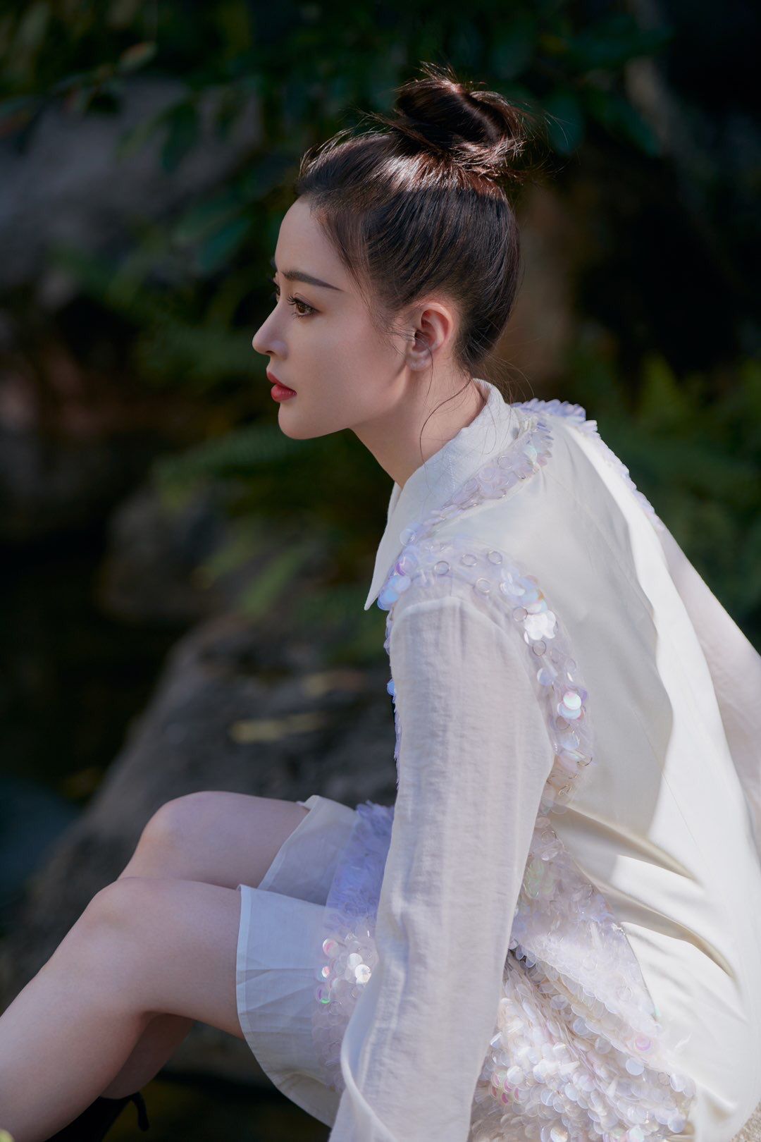 张天爱这次凹的丸子头,比上次活动look好看多了,乖巧又甜美