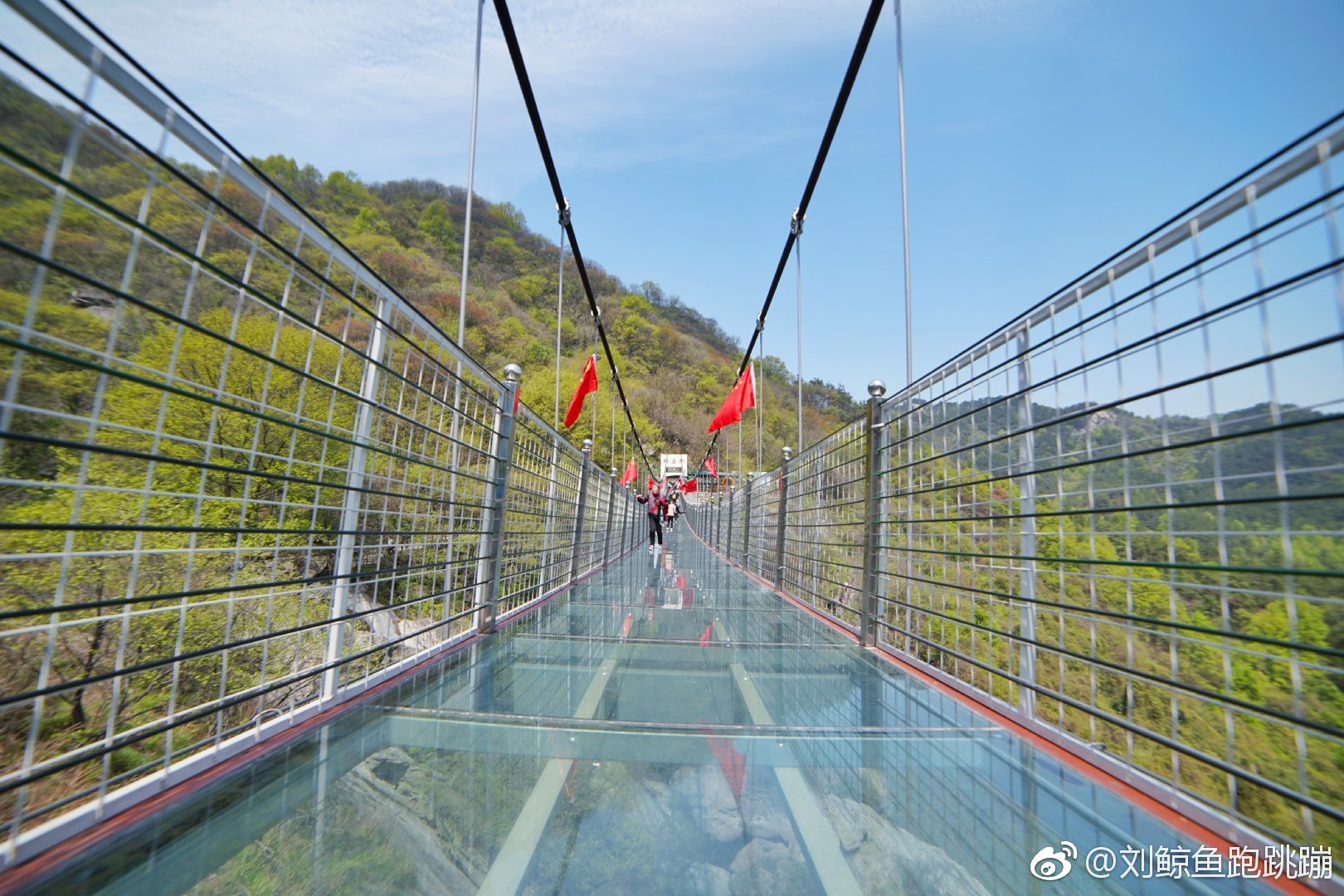 在木兰天池,有一座外婆桥是玻璃制成,高空通透的天桥连接山谷