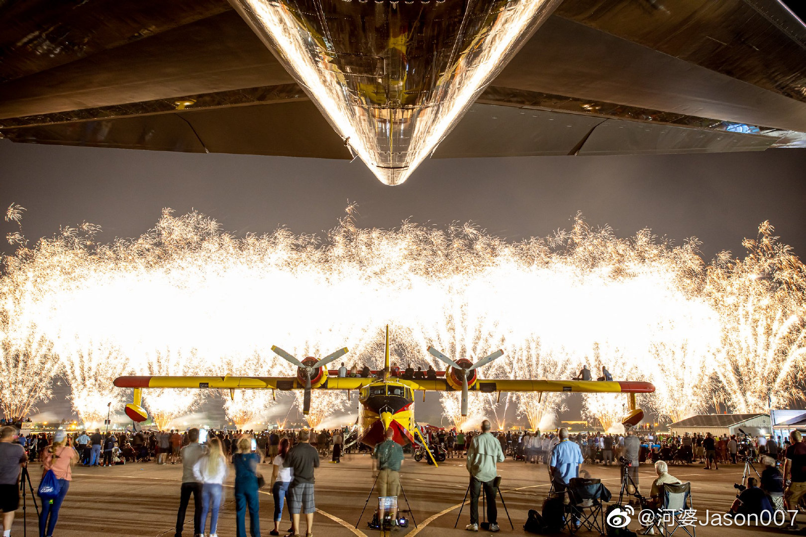 2019美国奥什科什航展,烟花下的加拿大cl-215两栖消防飞机.