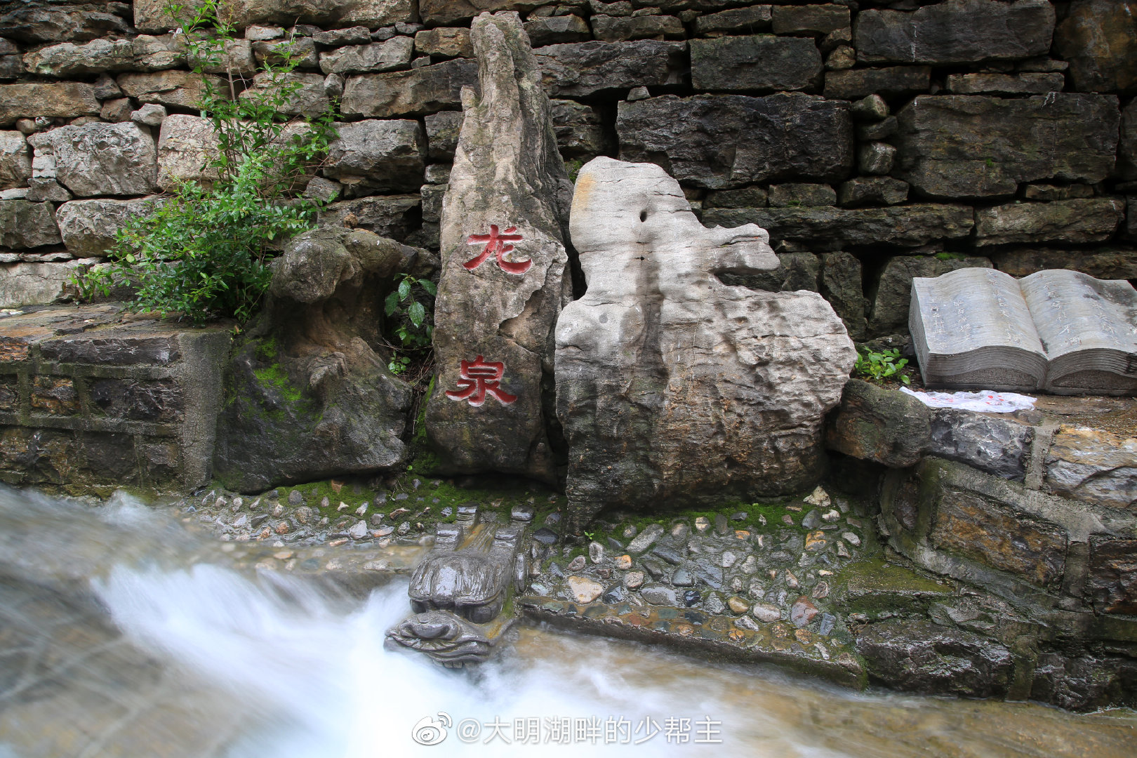在济南历城区彩石镇,有一个泡在泉水里的村子,名字叫做玉河泉村|玉河