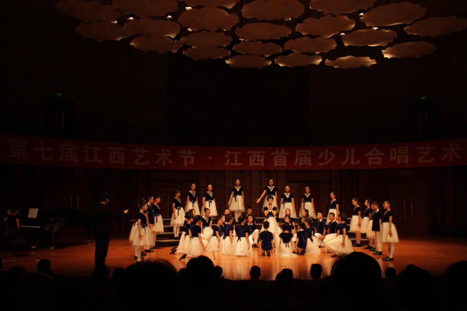 他们演唱了两首合唱曲目,分别为《启程》和南非民歌《siyahamba》