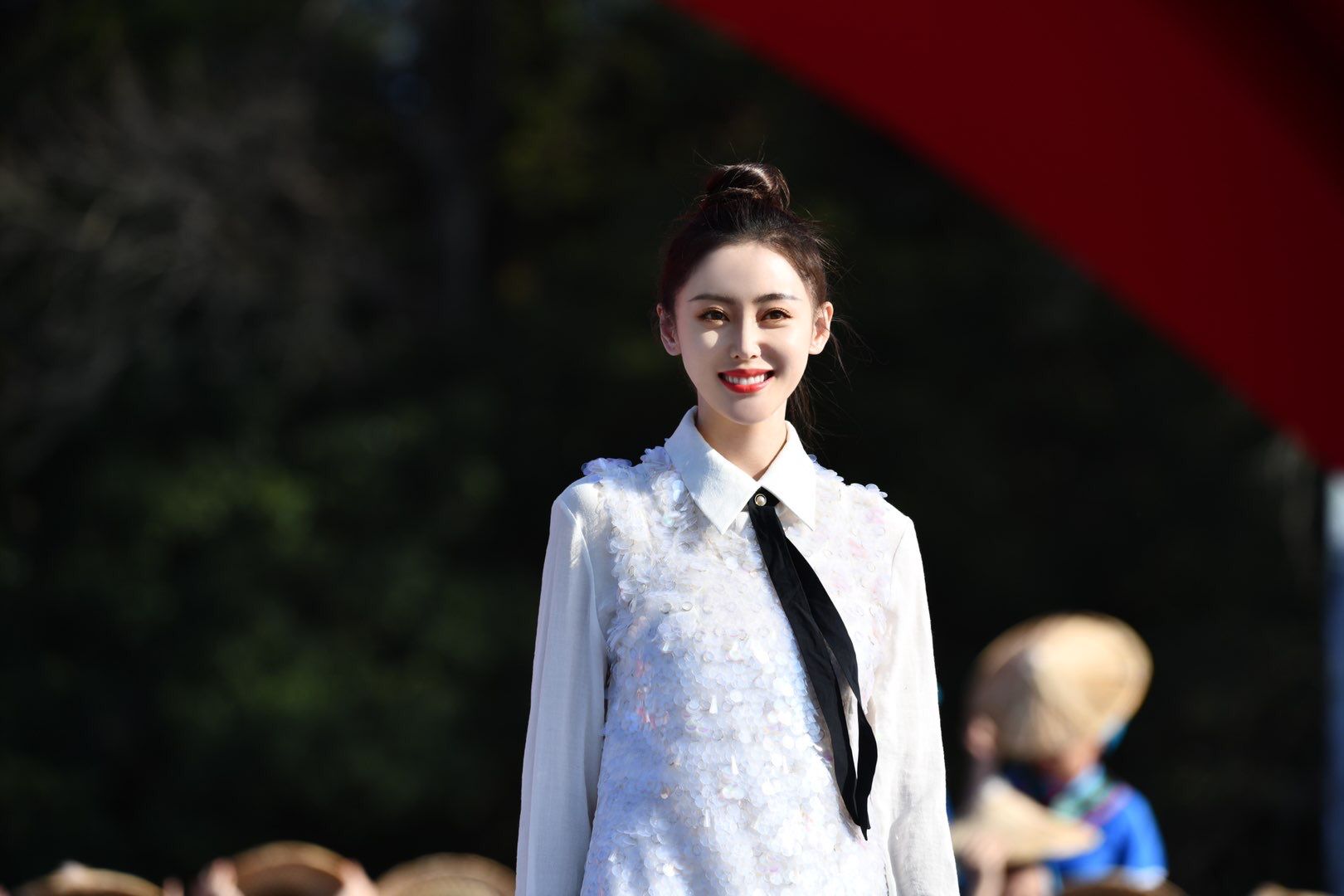 张天爱这次凹的丸子头,比上次活动look好看多了,乖巧又甜美