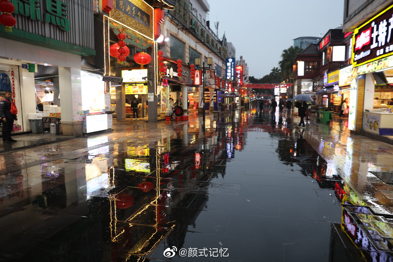 在雨中一一雨淋漓,漫步桂林不夜城(游广西桂林市区拍摄)