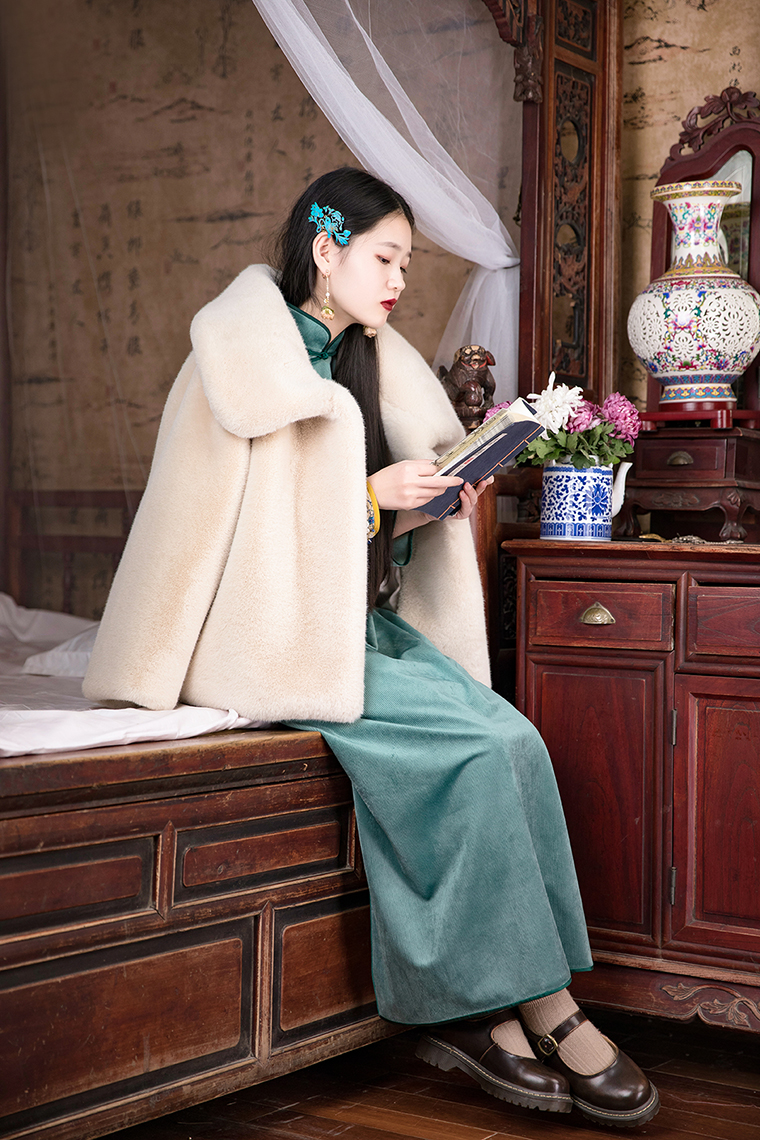 旗袍配皮草,高贵大气的女人味,今年冬天流行这样穿!