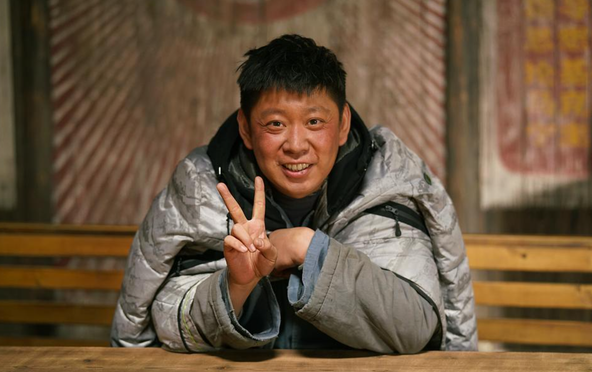 红伟纯粹是胆小,又有些摸不着头脑,慌张之中下意识想逃跑,但士根是一