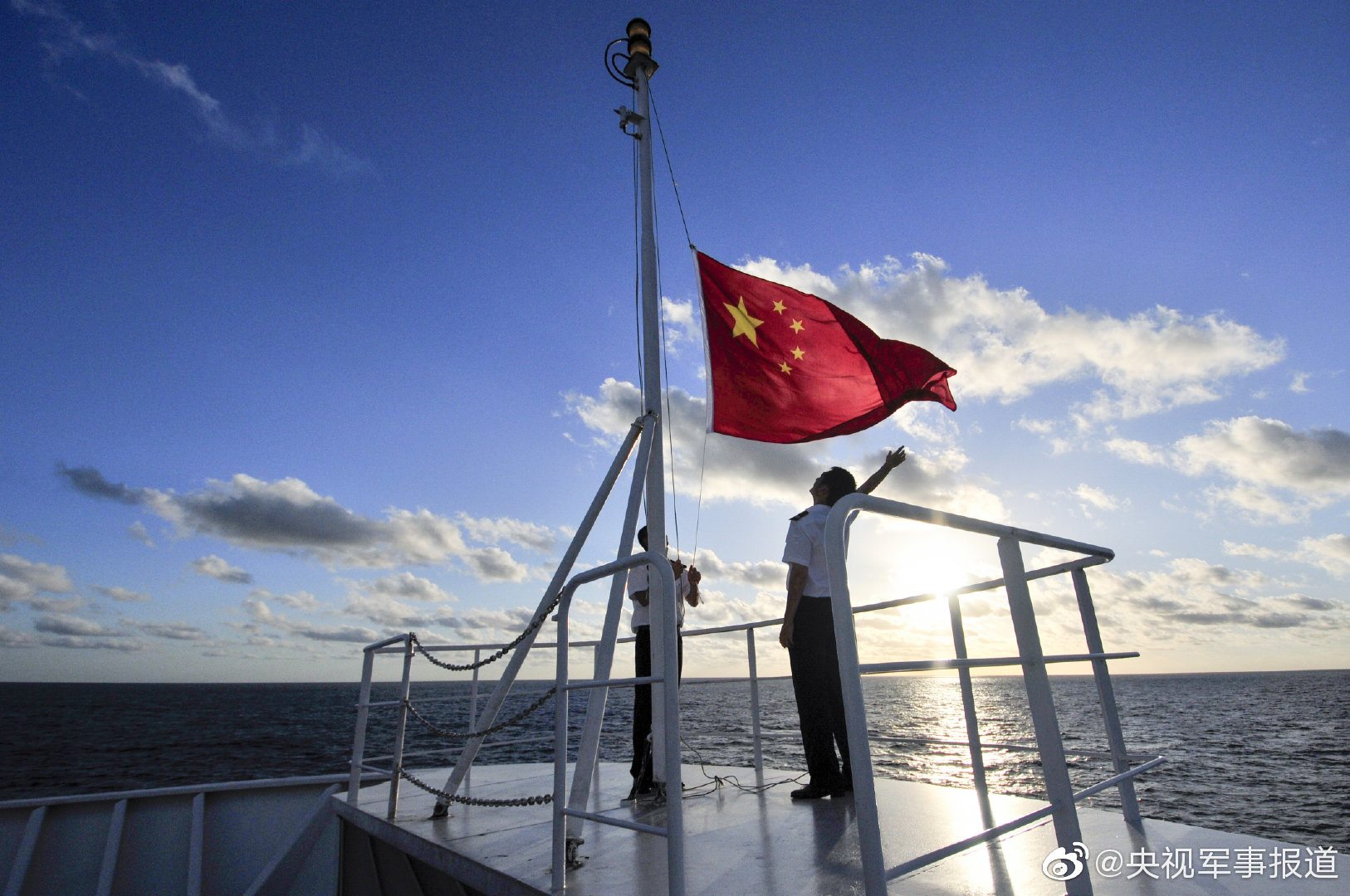 五星红旗高高飘扬远望号船员与国旗同框的精彩瞬间真美