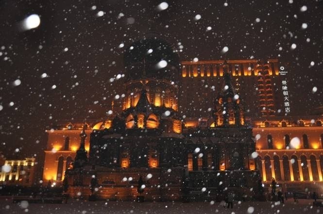 在大雪纷飞的夜晚,漫步雪中,想想就很美!_高清图集_新浪网