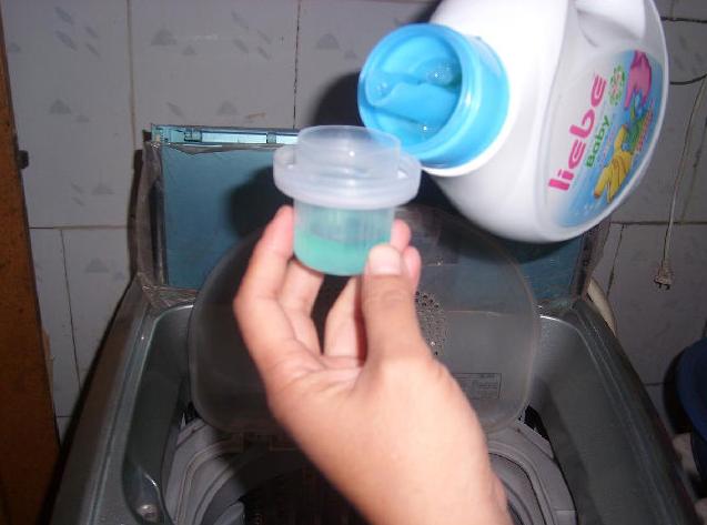 洗衣液直接倒洗衣机里?难怪越洗越脏,只需两招,让衣服干净如新