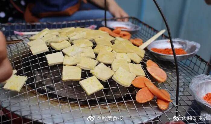 那一定是贵阳藏在角落里的烤小豆腐,围着一个小火炉
