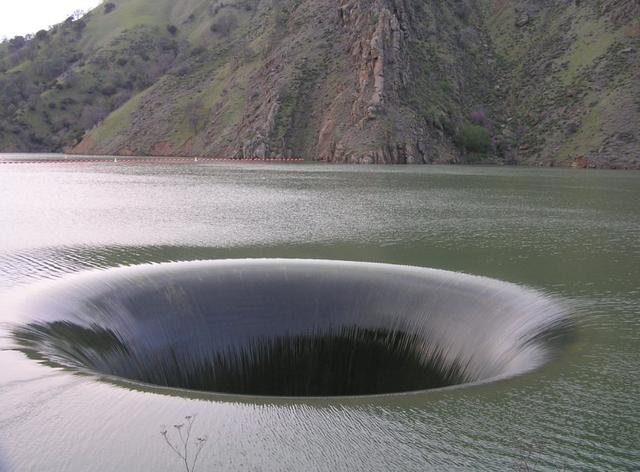 世界未解之谜:希腊海边存在一个无底洞,每天进水3000吨还不见底