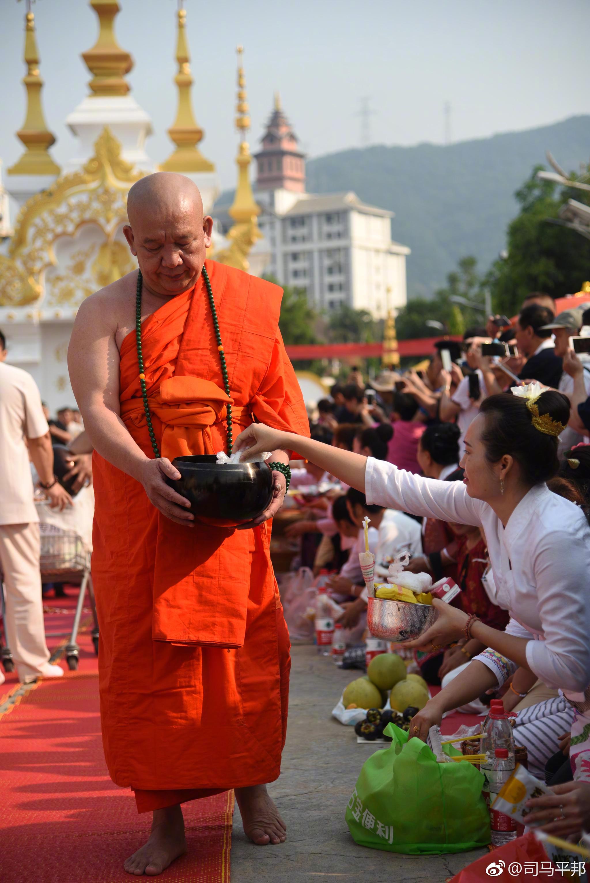 西双版纳傣历1381新年祭祀祈福大典景洪市大金塔寺托钵绕塔祈福