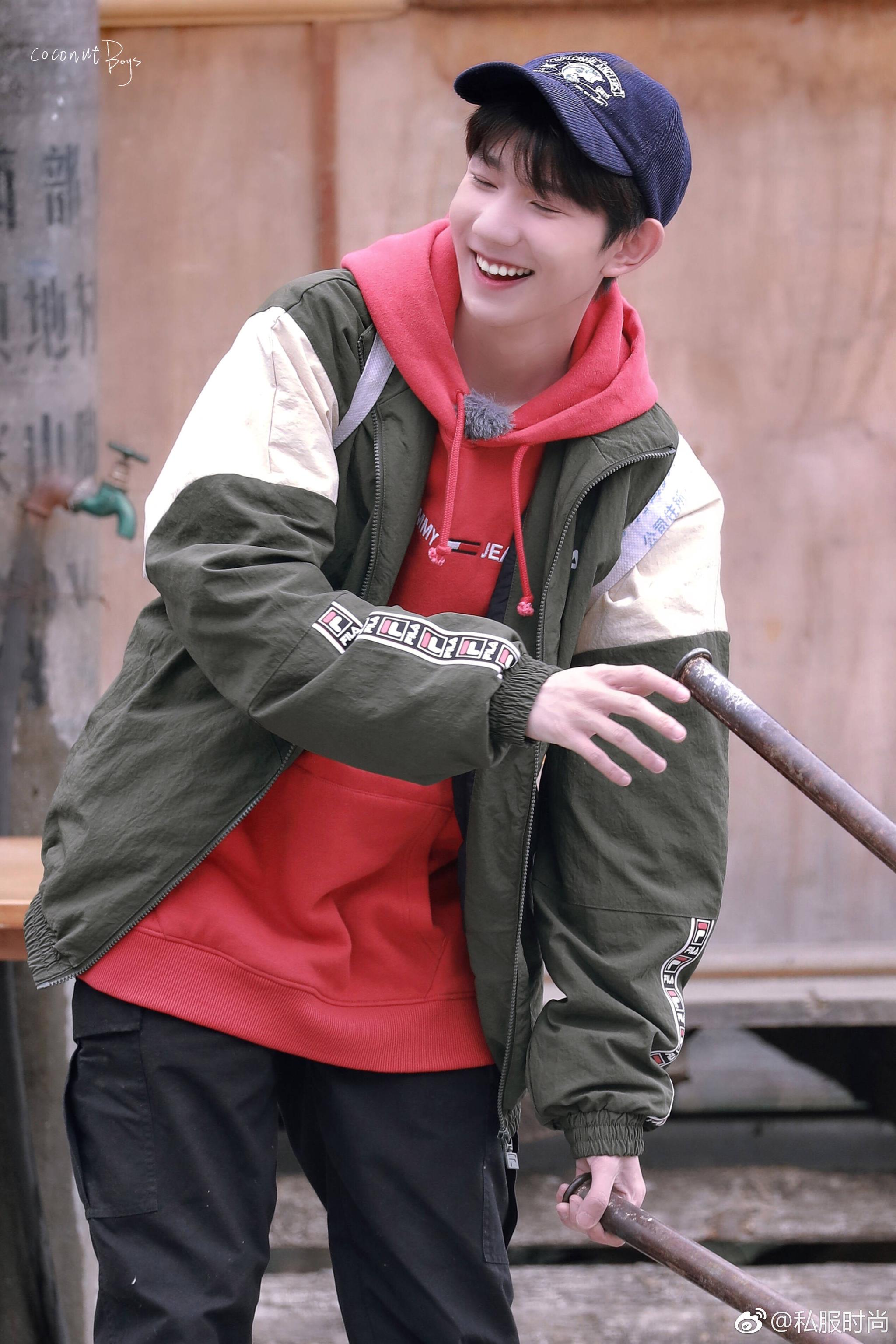 哈哈农夫花絮,阳光帅气的少年,背着竹兜行走在乡间的小路上!