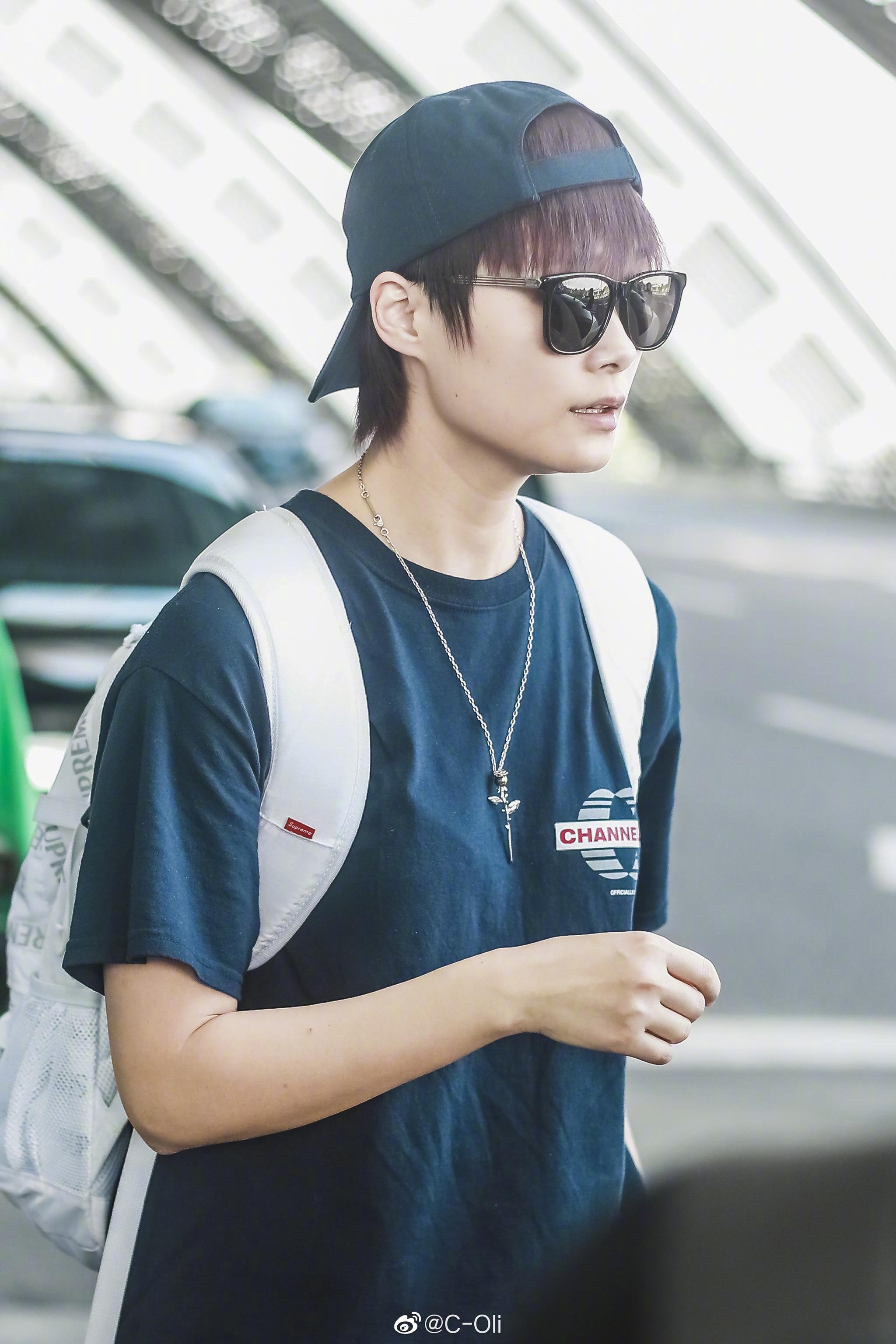 李宇春昨日抵达成都的机场街拍一组～身背吉他脚步稳健