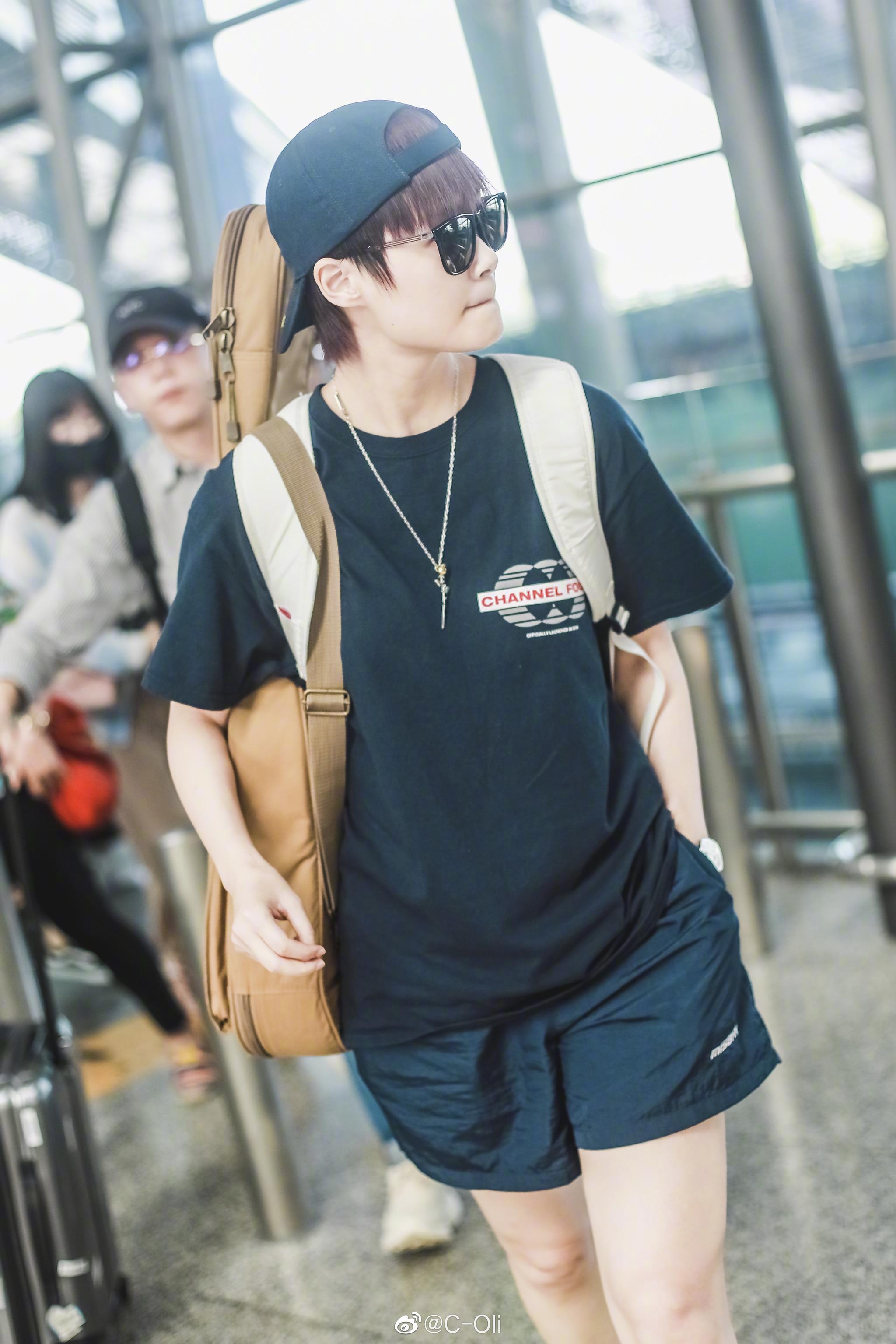 李宇春昨日抵达成都的机场街拍一组～身背吉他92脚步稳健