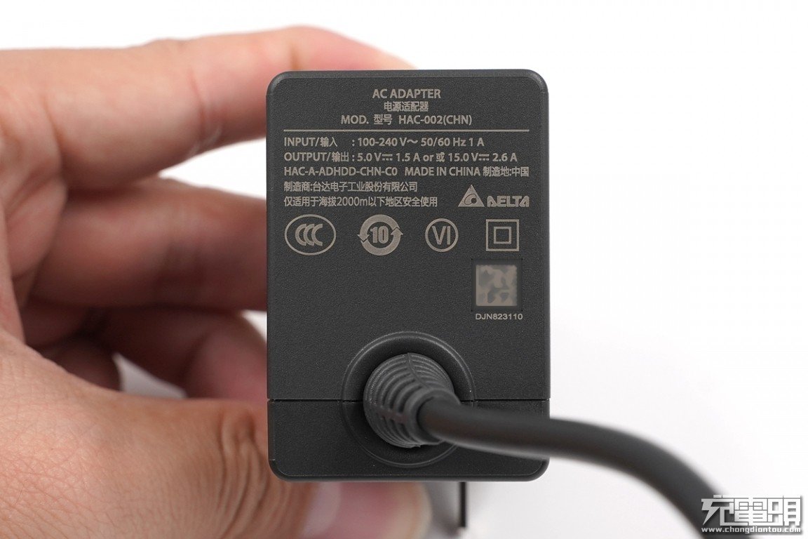 国行switch配套的是一个国标两脚电源适配器,自带usb-c输出线材,充电