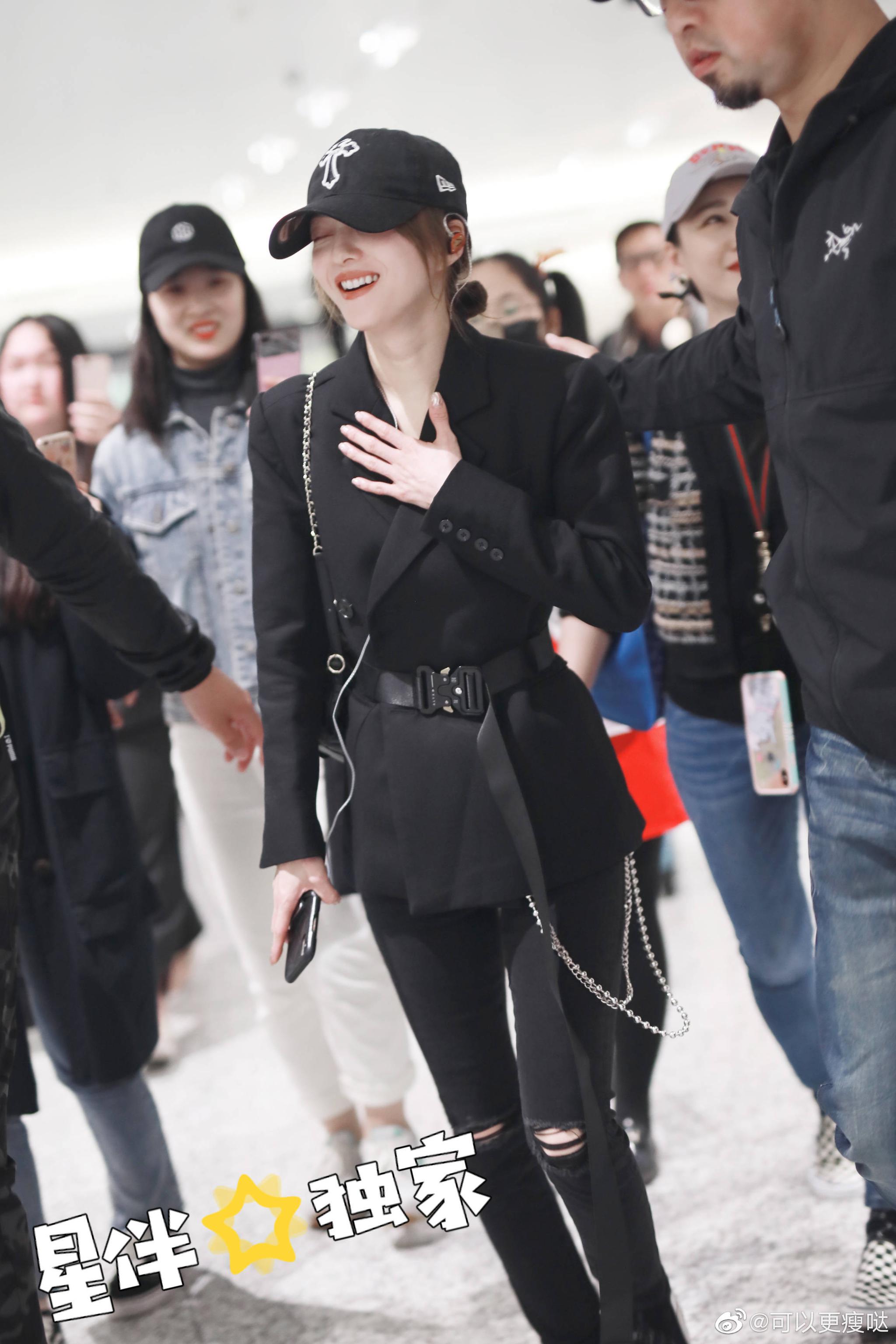 好久不见的张韶涵现身机场,好酷一女的!