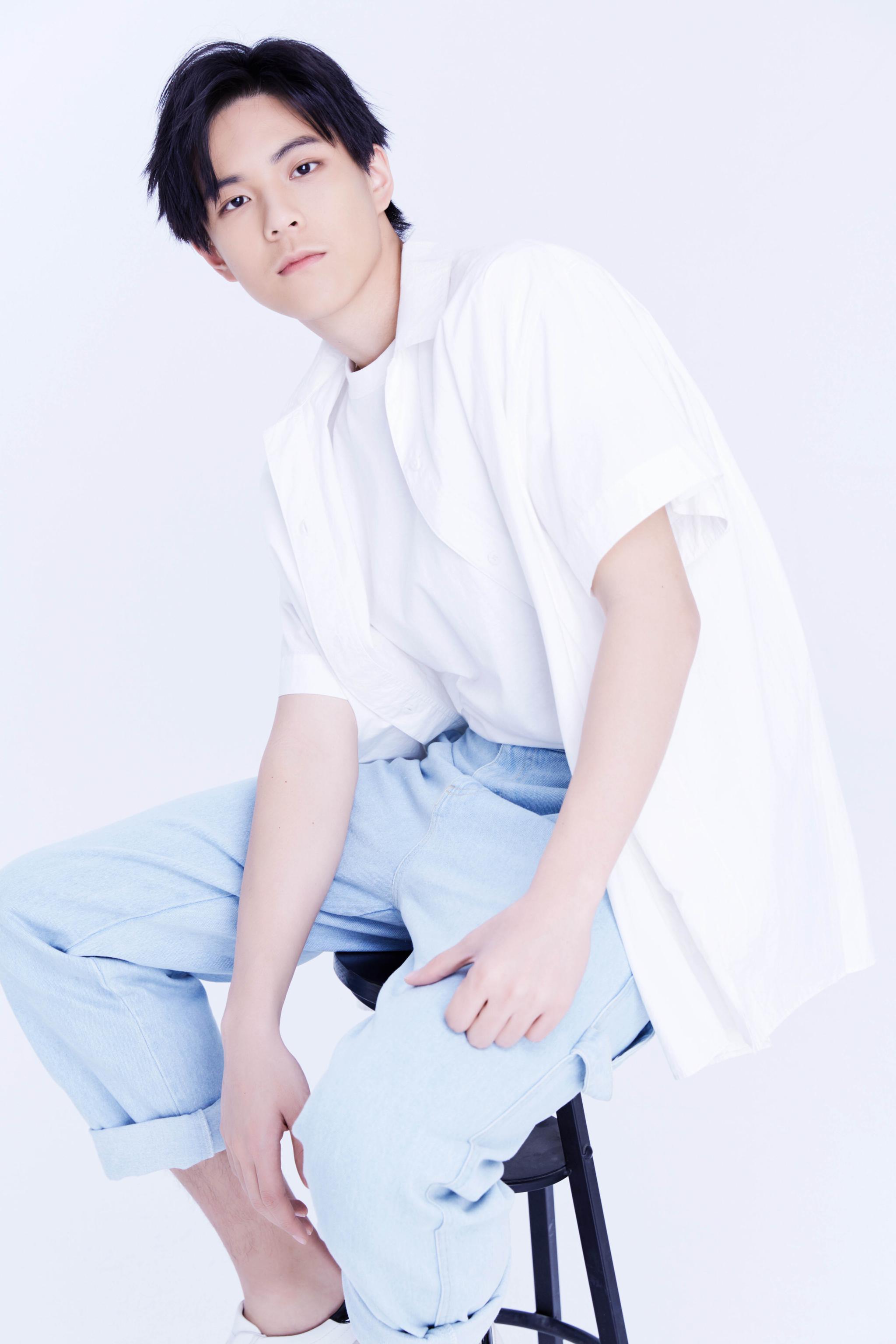 王熙元签约卓尔文化 白衣少年灿若千阳