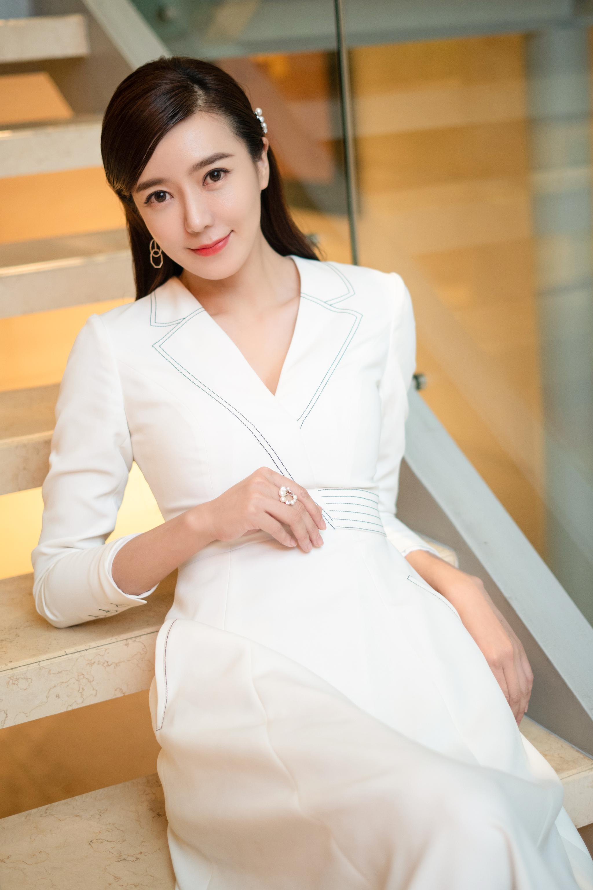 周韦彤参加主演电影合法伴侣第22届上海国际电影节亚州新人奖红毯