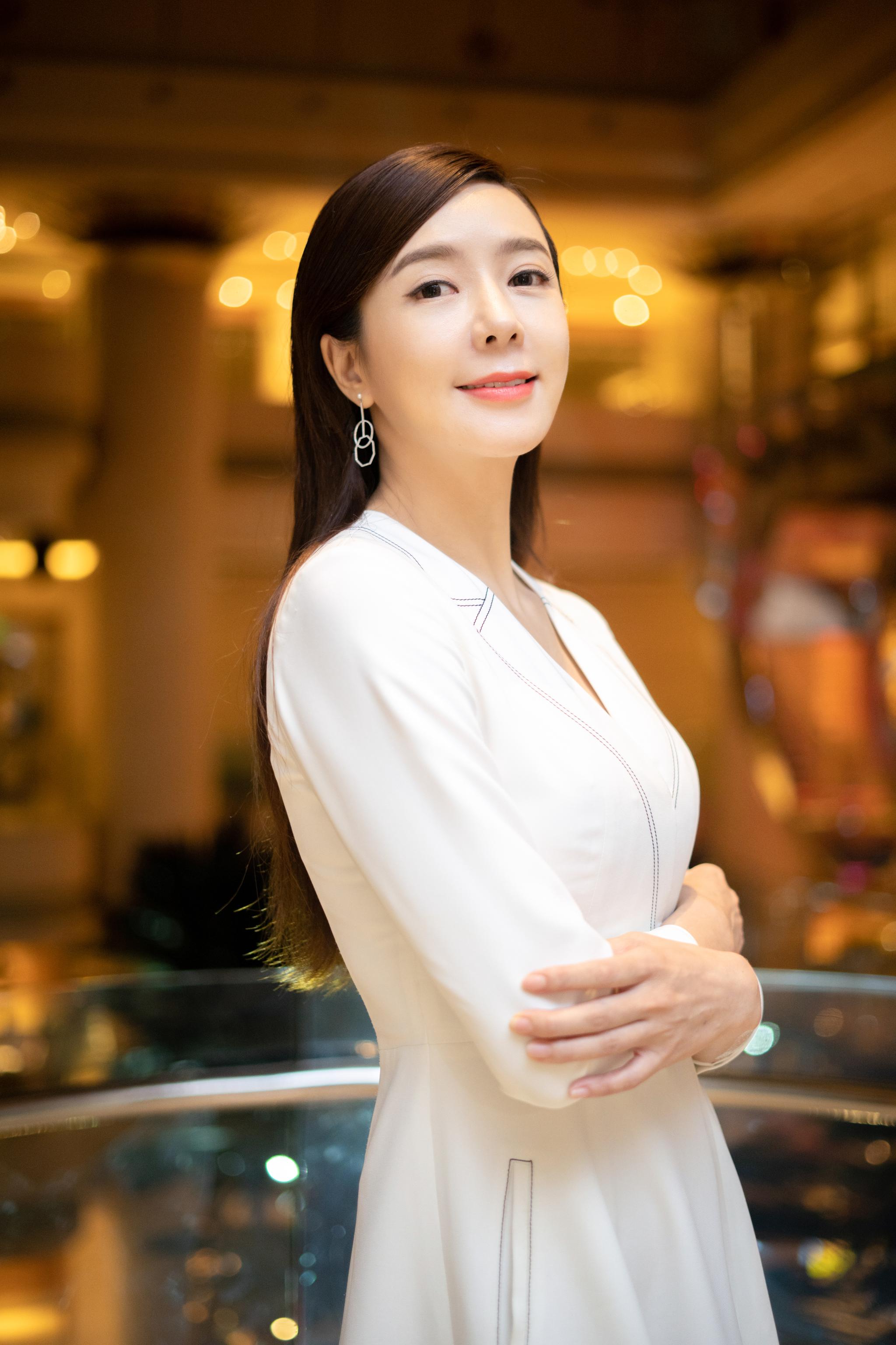 周韦彤参加主演电影合法伴侣第22届上海国际电影节亚州新人奖红毯