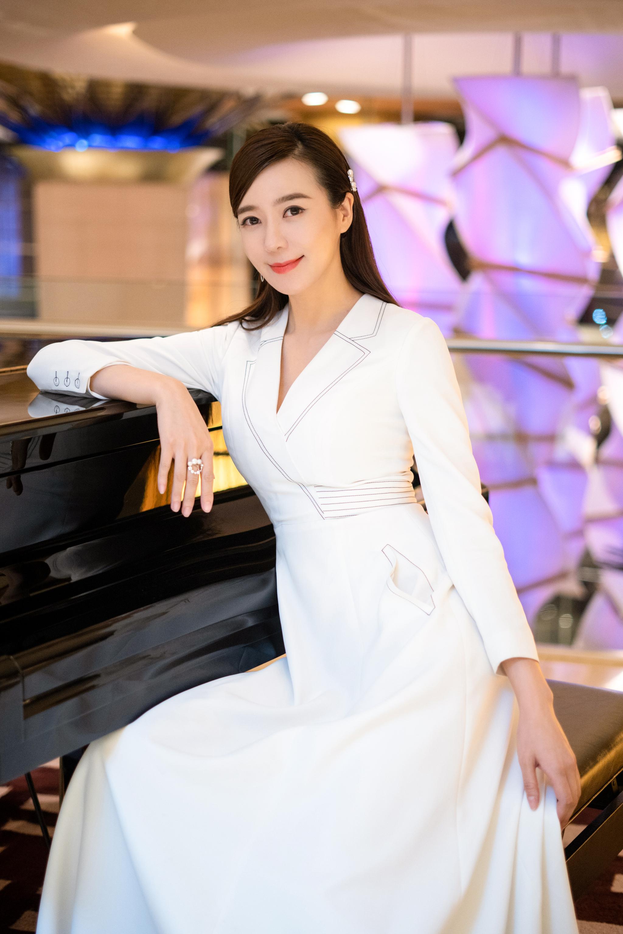 周韦彤参加主演电影合法伴侣第22届上海国际电影节亚州新人奖红毯