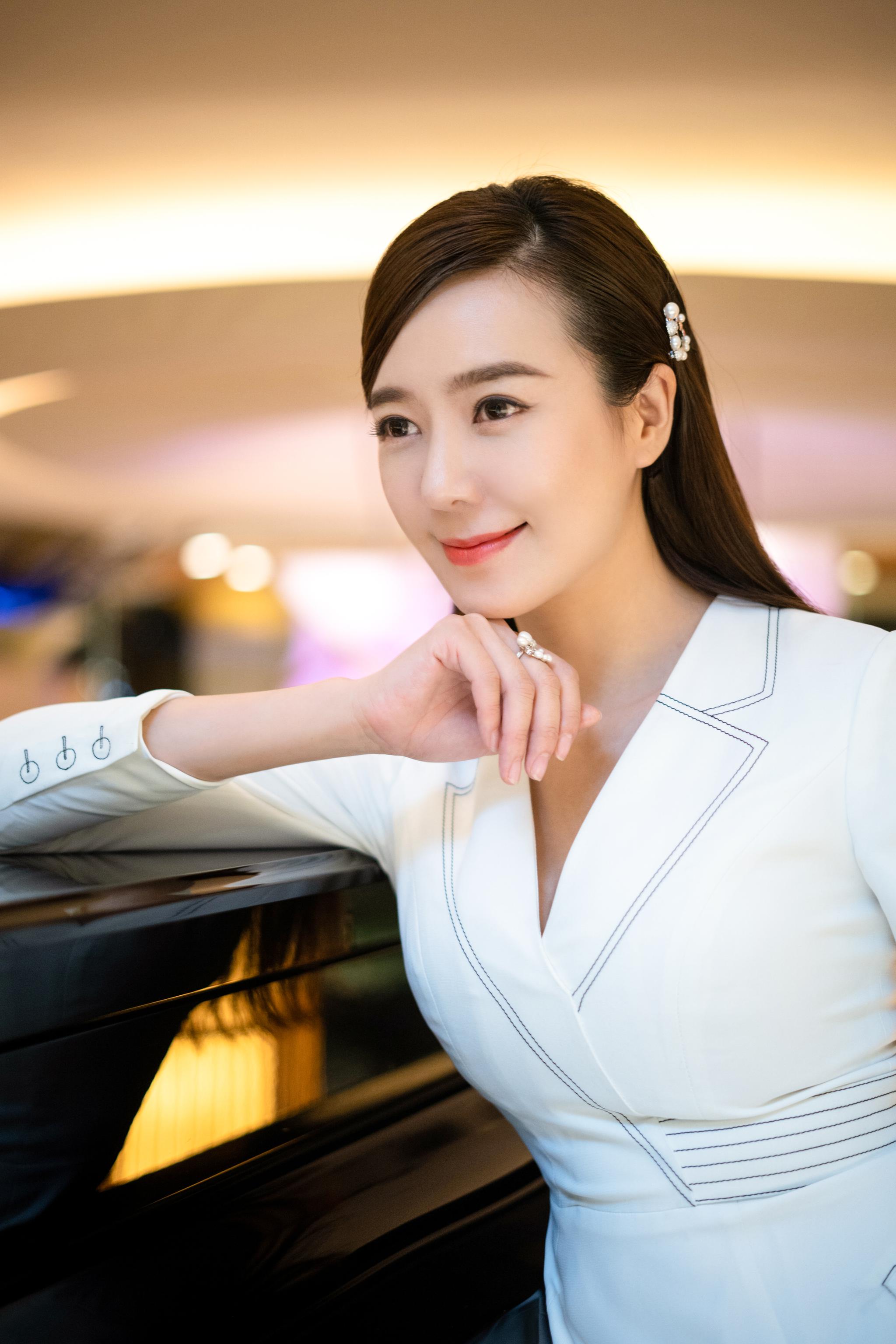 周韦彤参加主演电影合法伴侣第22届上海国际电影节亚州新人奖红毯