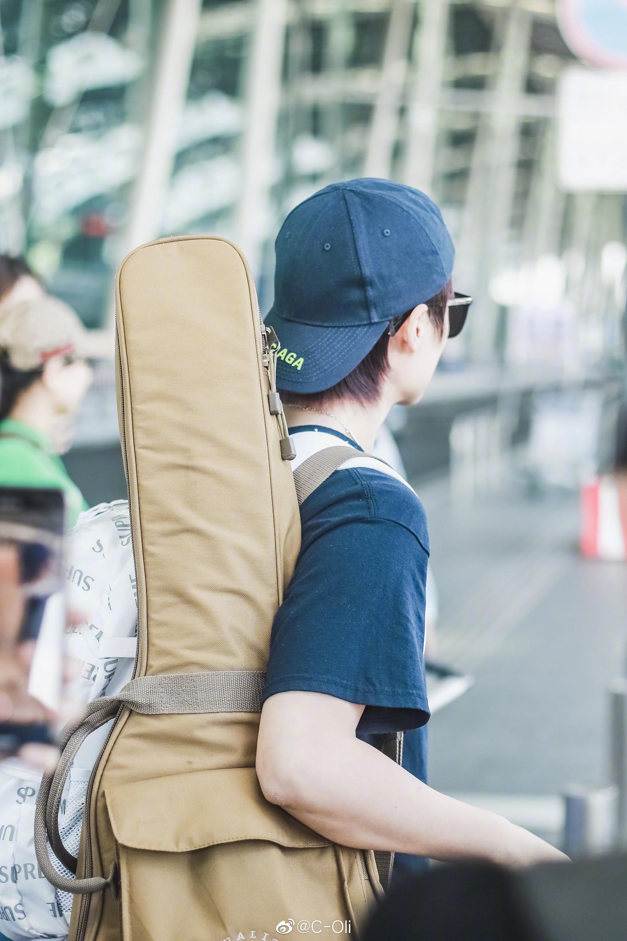 的音乐人姿态～ 67李宇春昨日抵达成都的机场街拍一组～身背吉他?