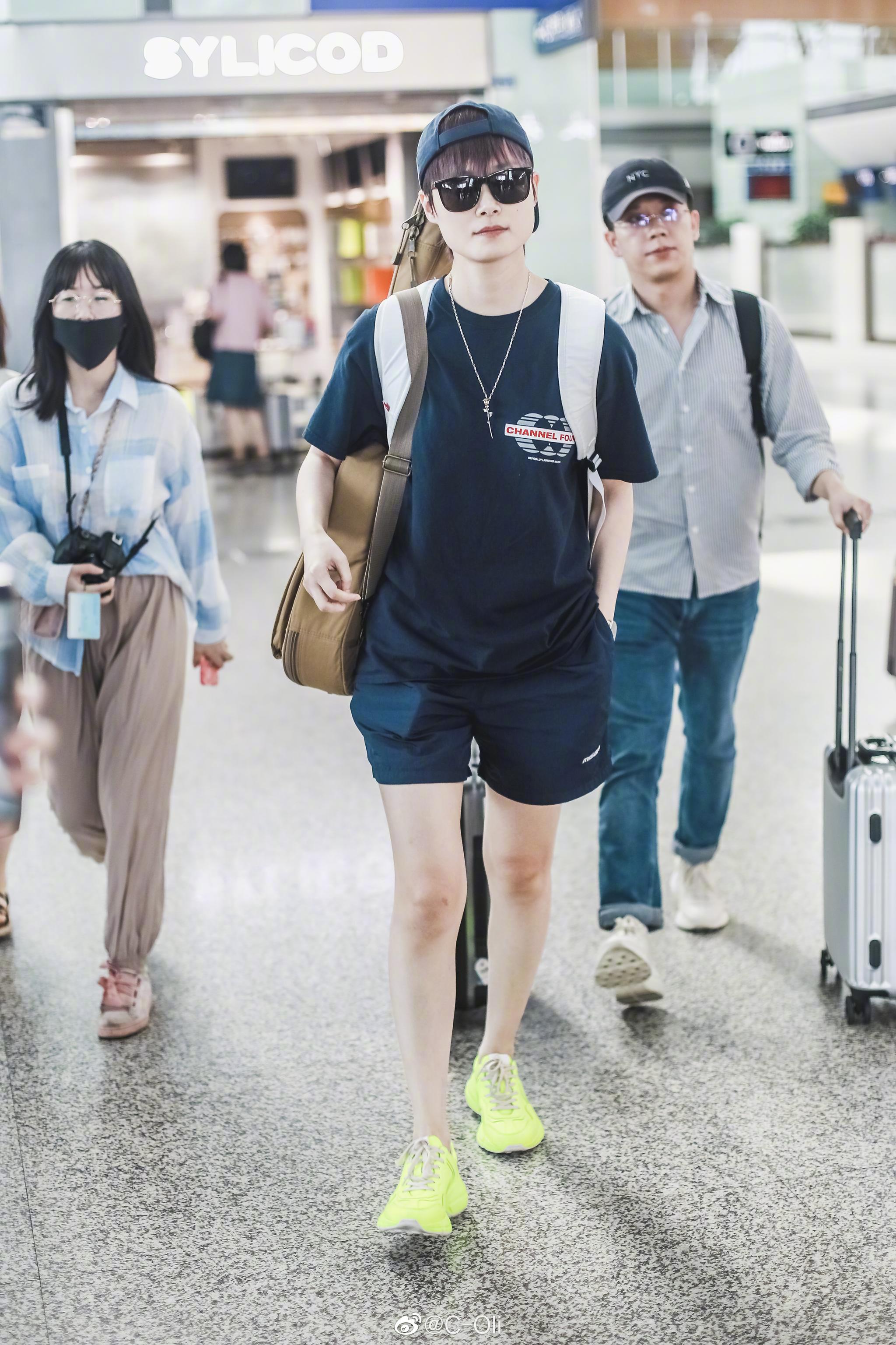 李宇春昨日抵达成都的机场街拍一组～身背吉他脚步稳健