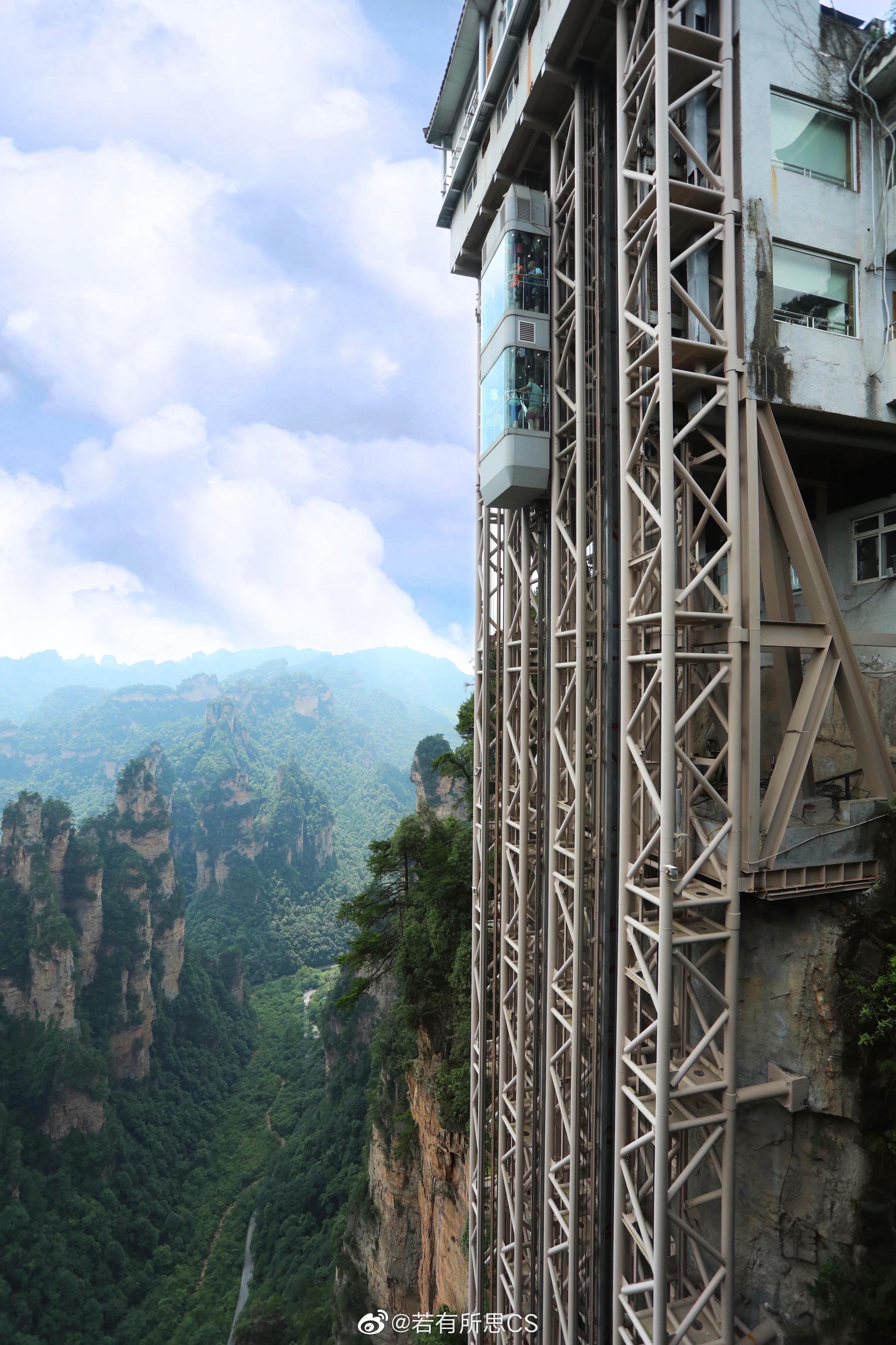 张家界百龙天梯是世界最高的户外观光电梯被载入吉尼斯世界纪录