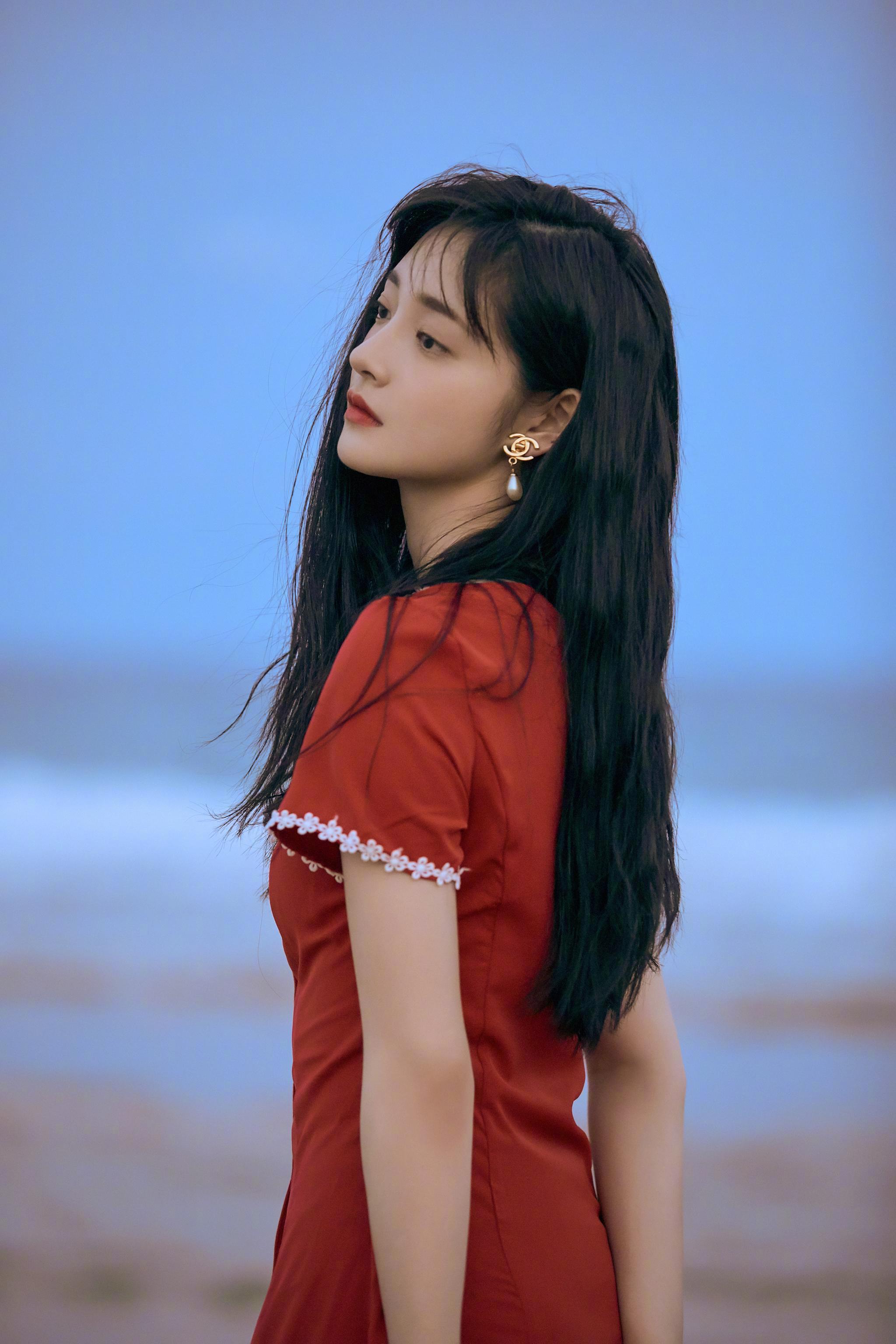 周洁琼 | 红裙少女海边复古写真集