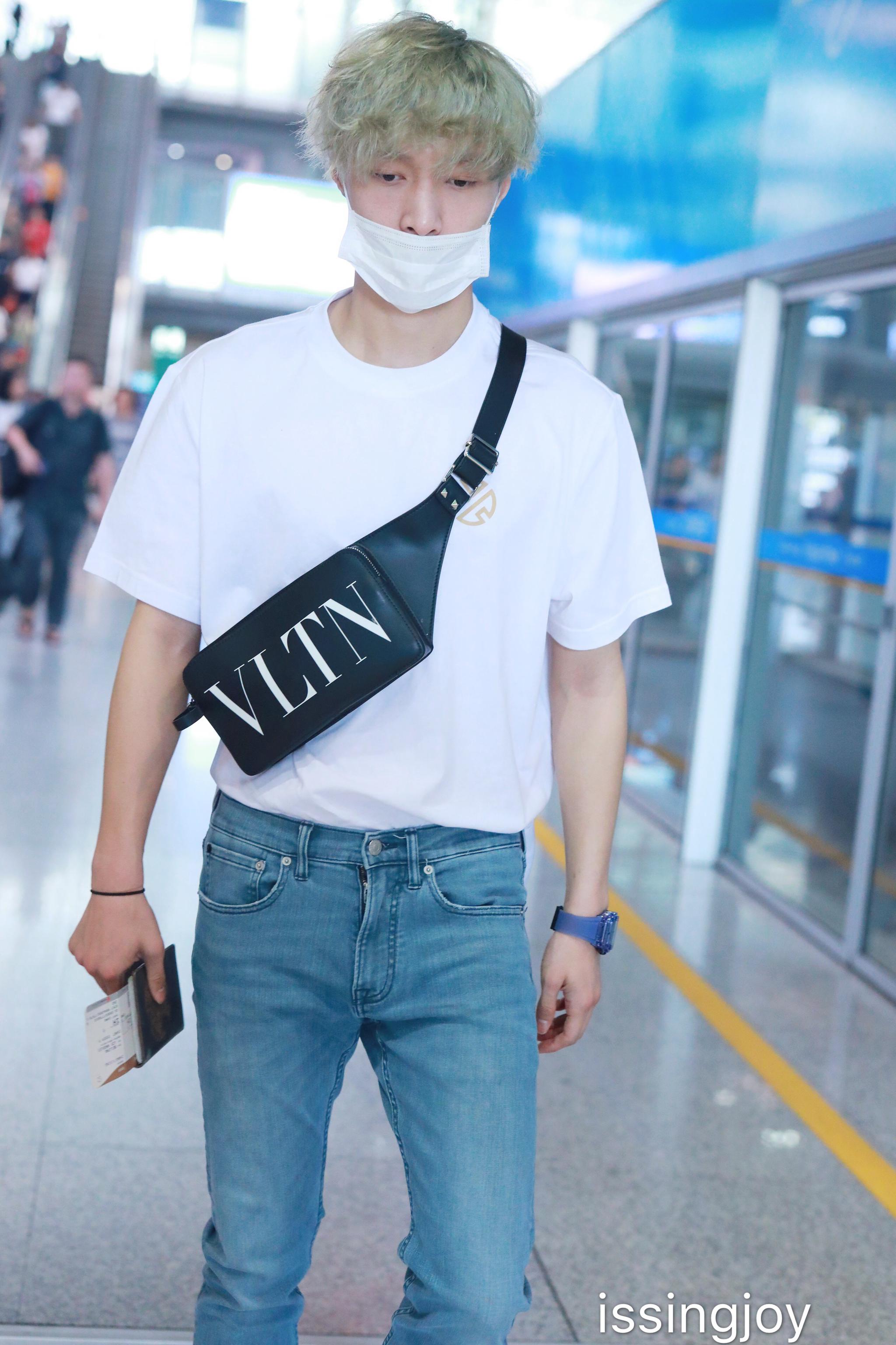 张艺兴机场饭拍北京76波士顿白色羊蹄t恤浅色牛仔裤黑色小胸包