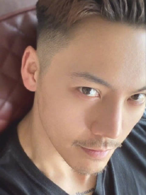 陈伟霆终于发自拍啦留胡子的饱饱超a超man呀,男人味十足有没有