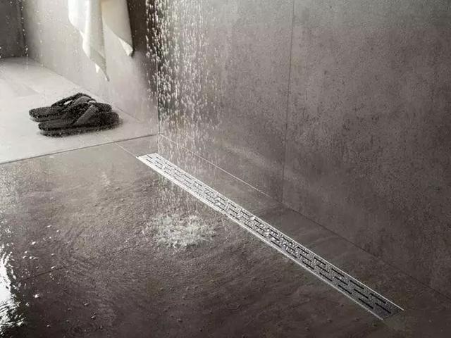 卫生间别再装挡水条了,现在流行装这样的地漏,比挡水条好用n倍