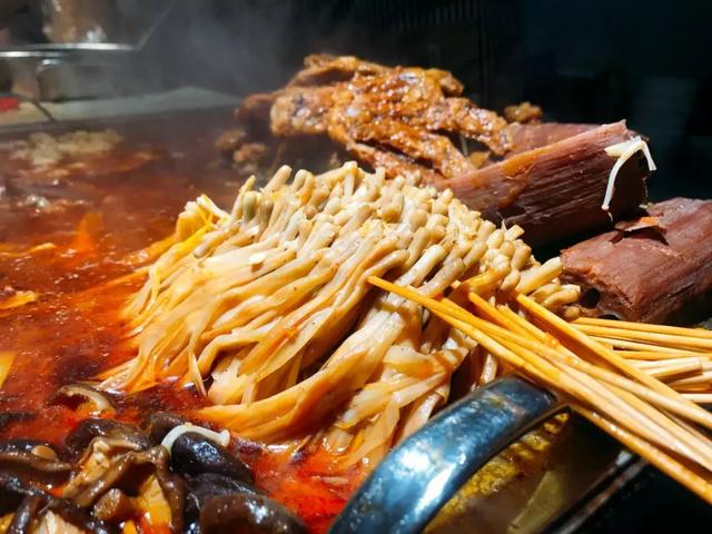 建政路的老店味道—麻辣烫和螺蛳汤的化学反应