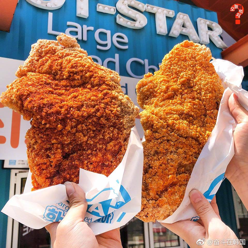 大鸡排在韩国一直很有人气啊 最近豪大大鸡排在江南也开店了 撒上辣