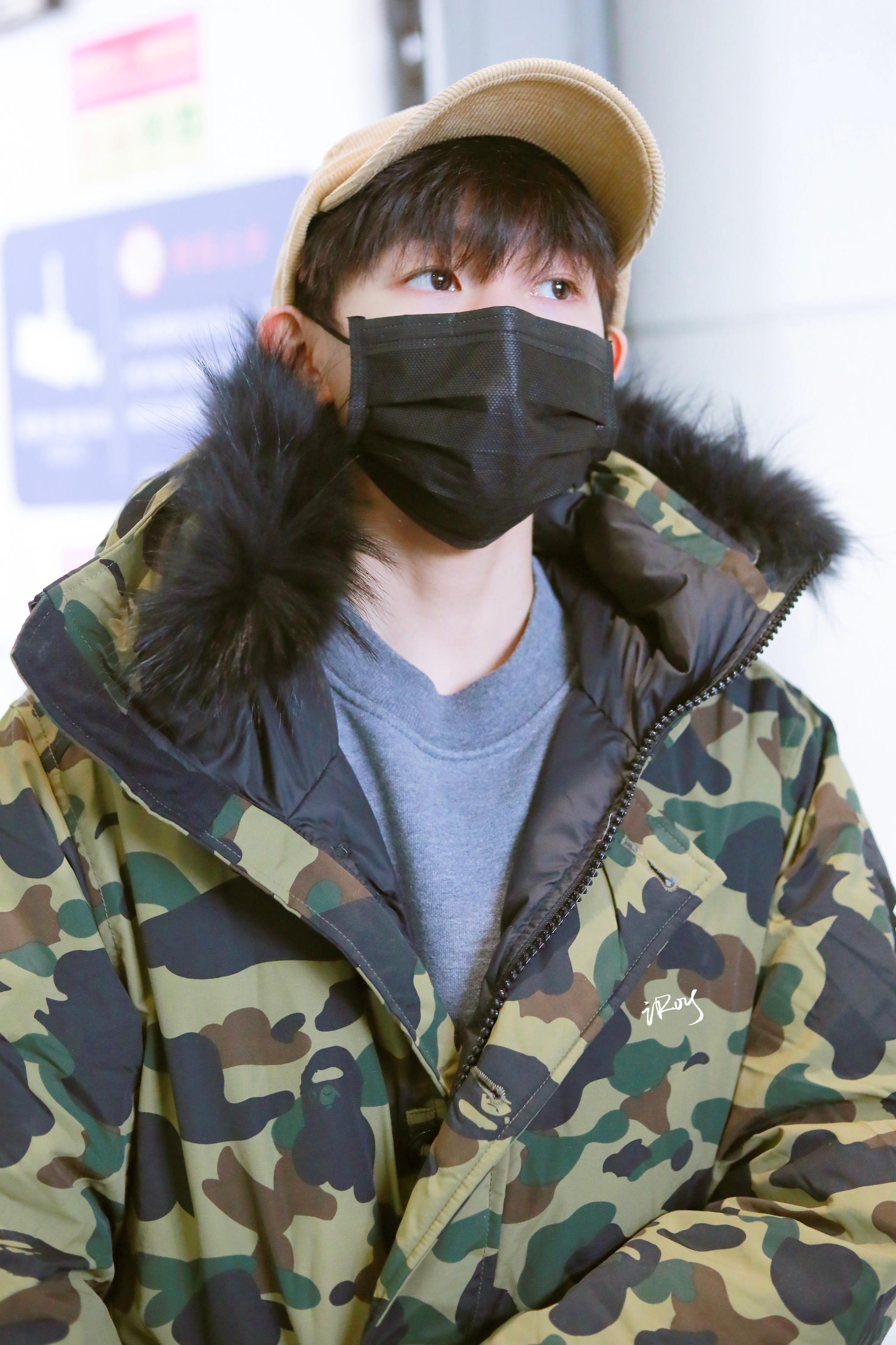 王源今日北京出发重庆,一身迷彩羽绒服 灰色打底 棕黄色棒球帽