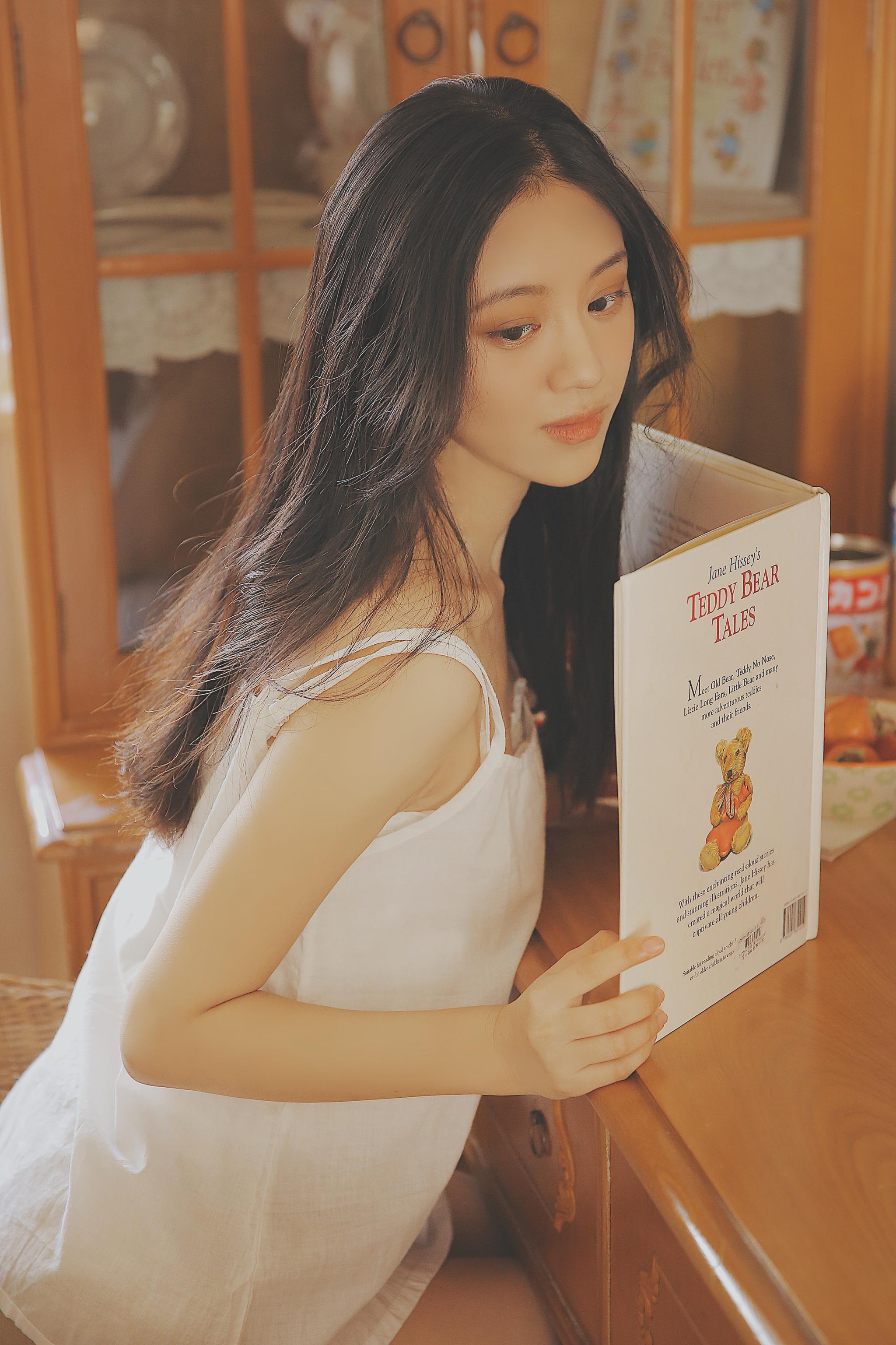 漆雕轶柔94年毕业于新加坡拉萨尔艺术学院表演系身高168