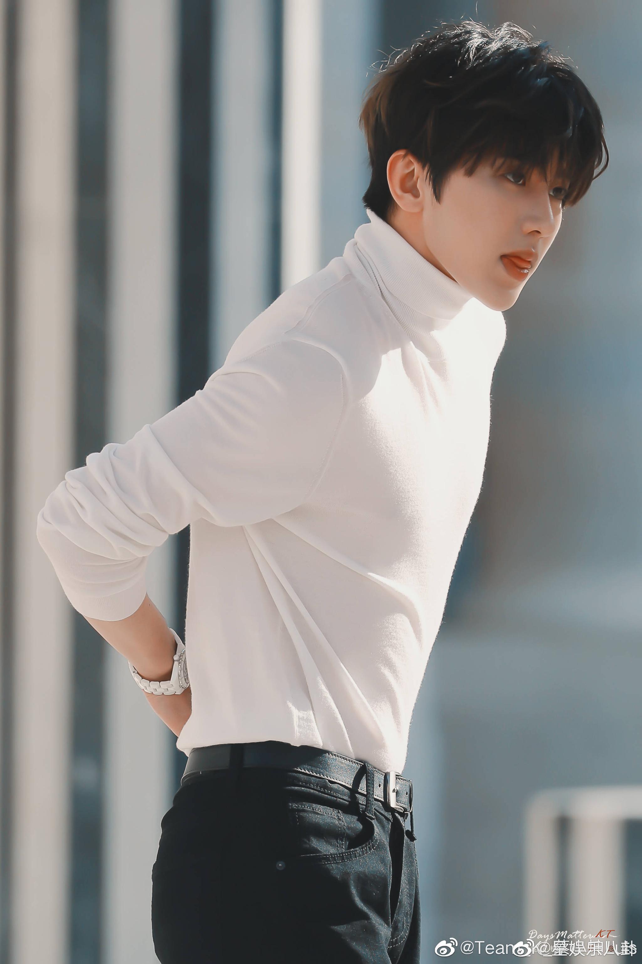 蔡徐坤的身材比例也太好了吧 这逆天的大长腿,肌肉线条好好看