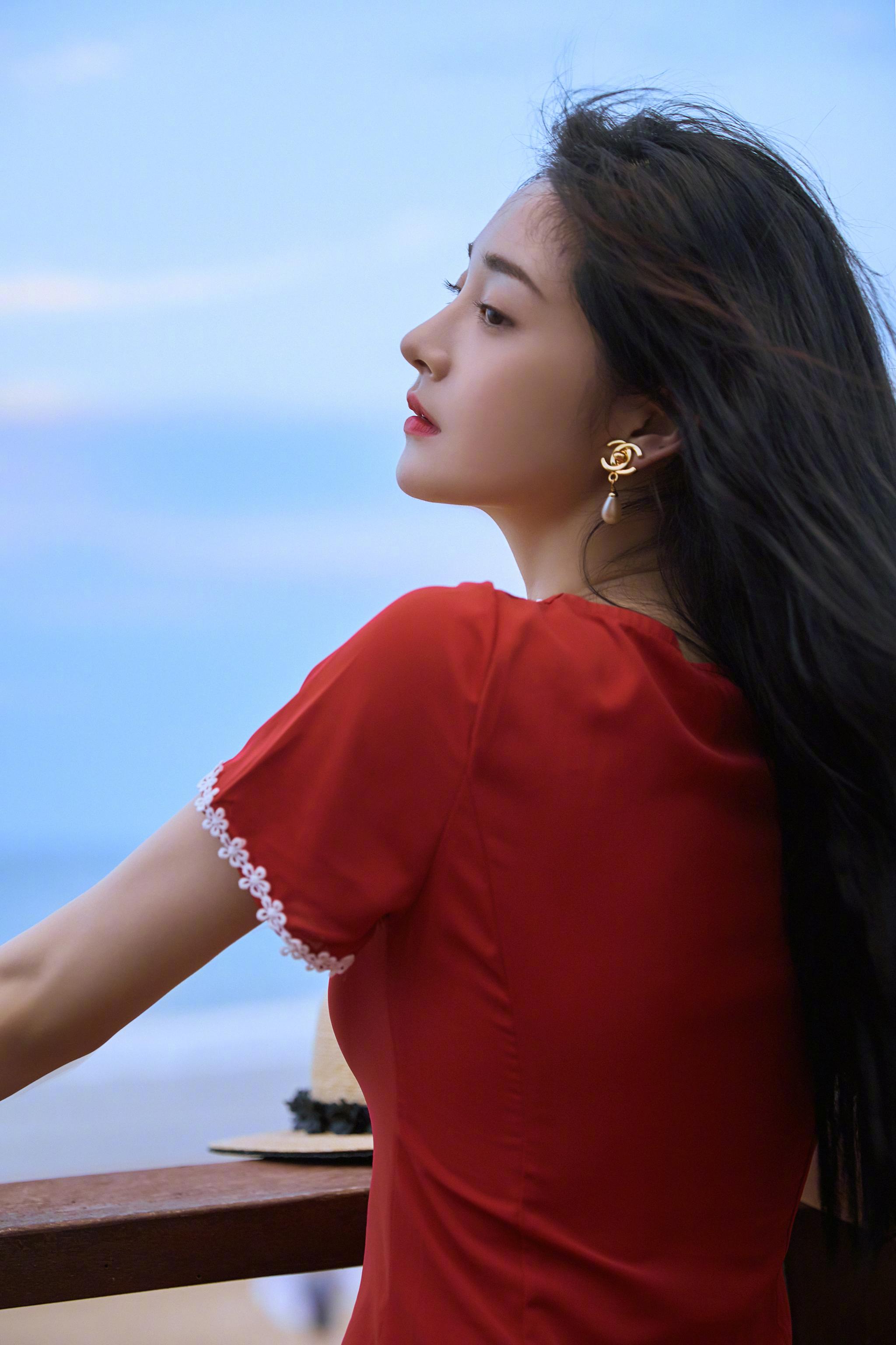 周洁琼 | 红裙少女海边复古写真集