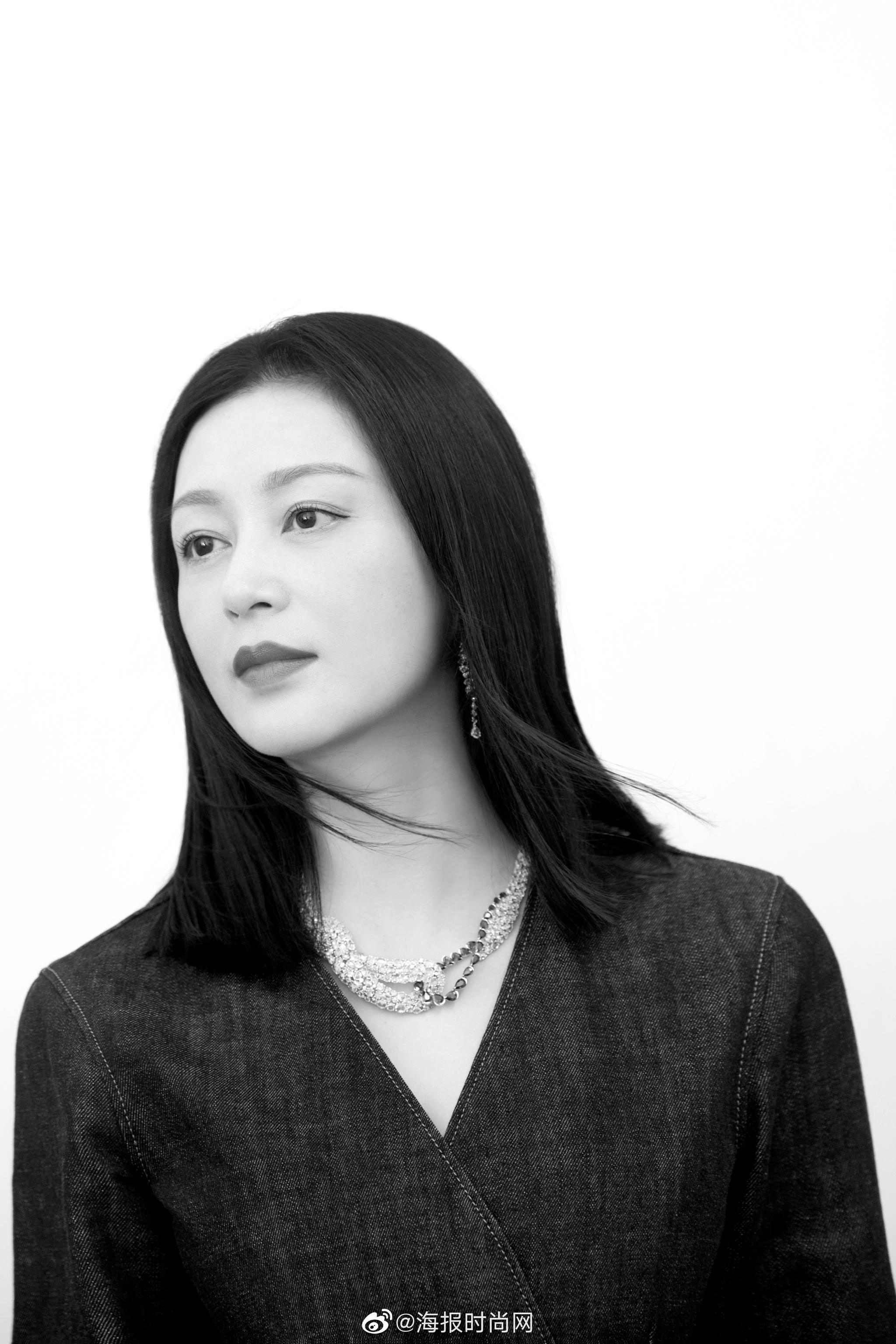 陈红近日的一组写真,黑长直搭配牛仔短裙,微风吹动长发