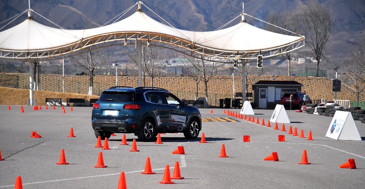 一辆拥有法式"魔毯"的suv 场地试驾东风雪铁龙天逸c5