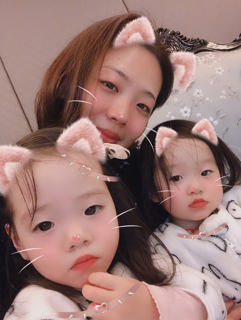 杨阳洋跳街舞,两个妹妹在周围伴舞,兄妹三人好有爱!