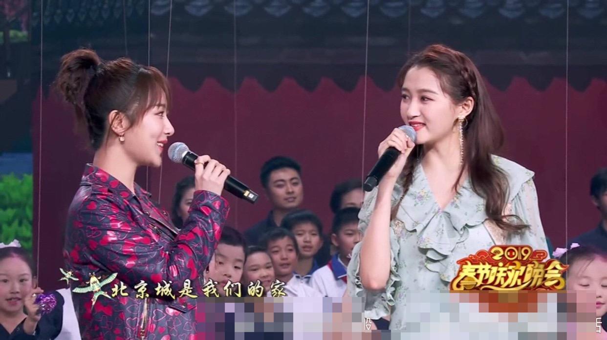 杨紫和关晓彤同台网友感叹杨紫比关晓彤直接胖一圈