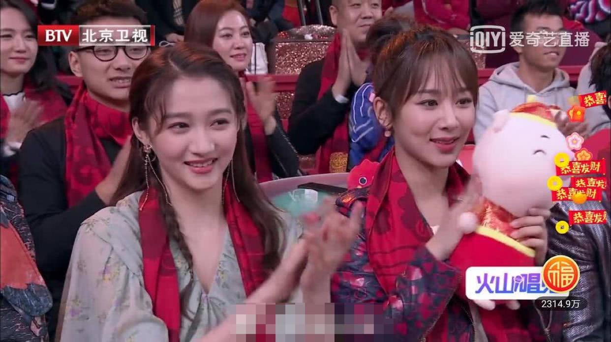 杨紫和关晓彤同台网友感叹杨紫比关晓彤直接胖一圈