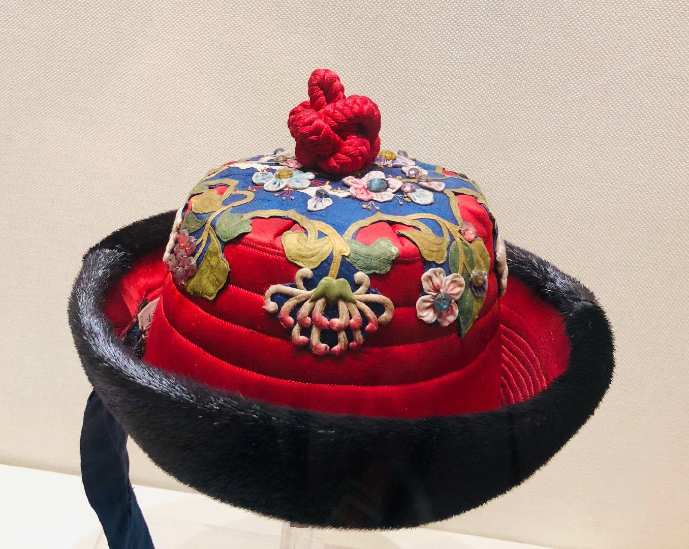 女帽 冬天带的女式皮帽子,清代.红缎花卉.沈阳故宫