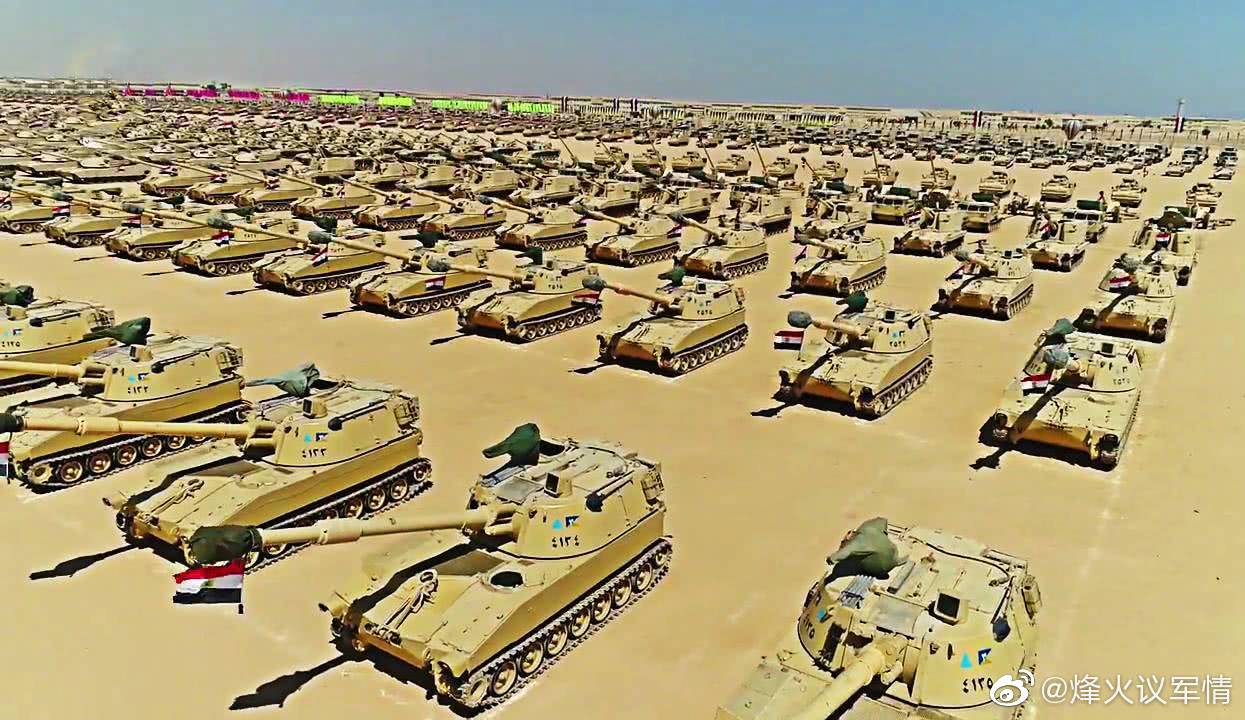 4月16日,埃及陆军在纳吉布军事基地展示强大武力