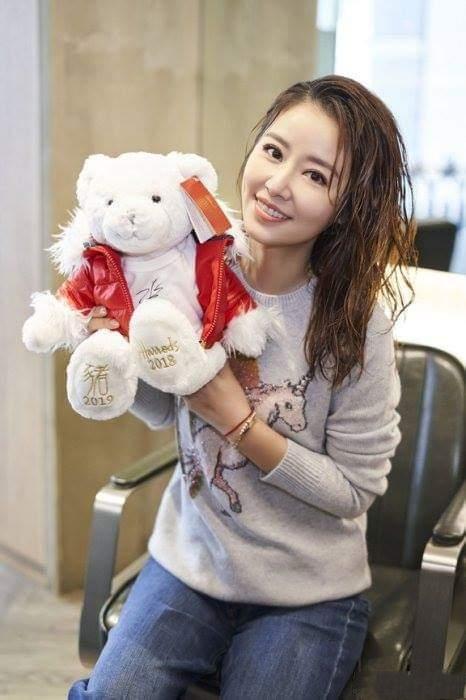 林心如又穿基础款毛衣牛仔,"烂大街"款式也能穿出满满少女感