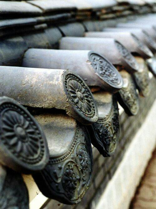 瓦当是古代中国建筑中覆盖建筑檐头筒瓦前端的遮挡