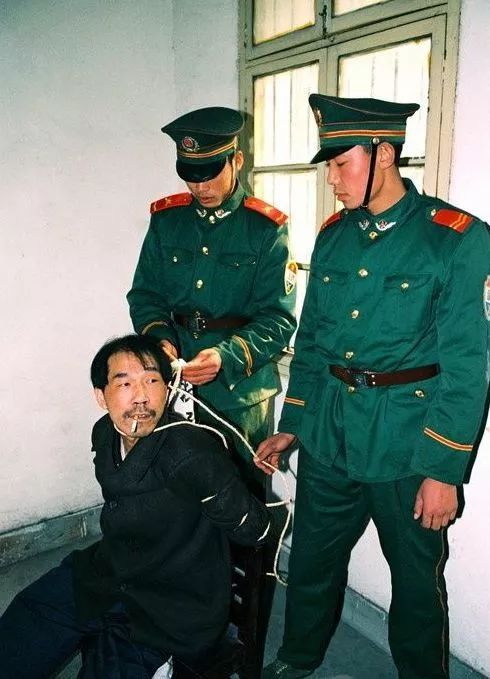 "人皮牢笼案"女魔头落网,有种东西比她杀人灭门更可怕