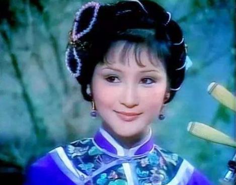 69岁狄波拉扮嫩!戴粉色发带逛街不显老,曾同框刘嘉玲也不输